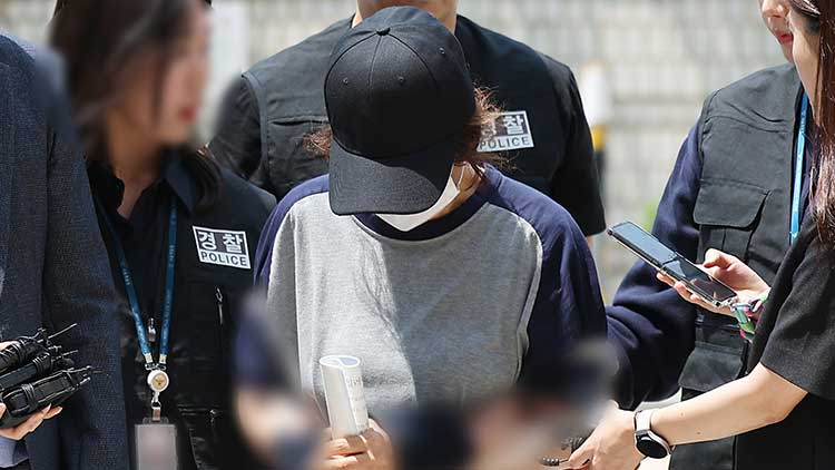 21대 대통령선거 사전투표 첫날 남편 명의로 대리투표를 해 공직선거법상 사위투표 혐의를 받는 선거사무원 박씨가 1일 구속 전 피의자 심문(영장실질심사)를 위해 서울 서초구 서울중앙지방법원에 들어서고 있다. /연합뉴스 