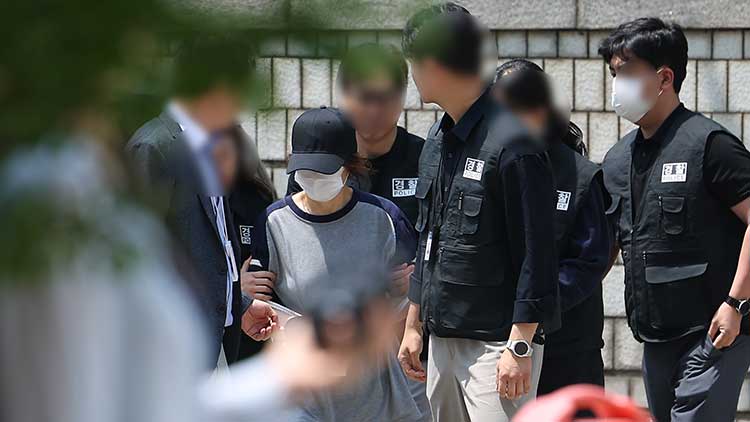 21대 대통령선거 사전투표 첫날 남편 명의로 대리투표를 해 공직선거법상 사위투표 혐의를 받는 선거사무원 박씨가 1일 구속 전 피의자 심문(영장실질심사)를 위해 서울 서초구 서울중앙지방법원에 들어서고 있다. /연합뉴스 