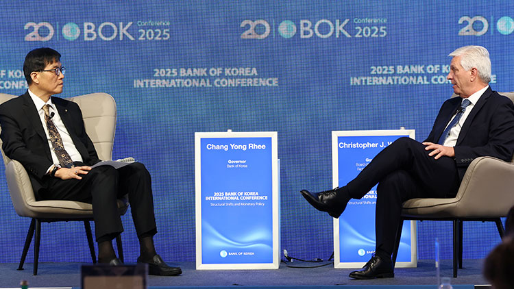 이창용 한국은행 총재와 크리스토퍼 월러 미국 연방준비제도(연준·Fed) 이사가 2일 서울 중구 한국은행 별관에서 열린 2025 BOK 국제콘퍼런스에서 미국 경제 전망을 포함한 다양한 통화정책 이슈를 주제로 대담하고 있다. /연합뉴스