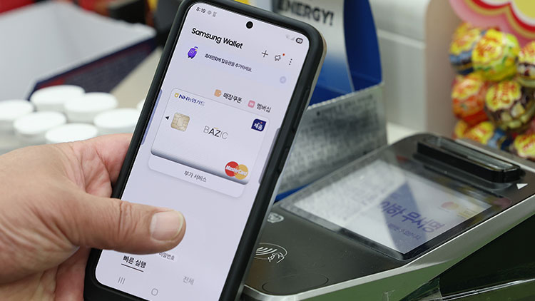 삼성전자 모바일 결제 시스템인 삼성페이에 결제 장애가 발생한 2일 오전 서울 시내 한 편의점에서 한 시민이 결제를 위해 단말기에 지문인식 로그인이 되지않고 있다. /연합뉴스