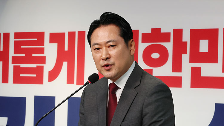 국민의힘 장동혁 선대위 상황실장이 2일 서울 여의도 중앙당사에서 긴급 현안 기자회견을 열고 "세계 3대 투자자로 꼽히는 짐 로저스 로저스홀딩스 회장이 더불어민주당 이재명 대선 후보에 대한 지지 선언을 한 적이 없다"는 보도와 관련해 "대국민 사기극"이라며 비판하고 있다. /연합뉴스