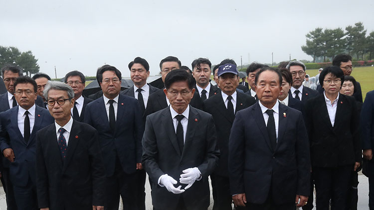 국민의힘 김문수 대선 후보가 2일 오전 제주시 봉개동 4·3평화공원을 찾아 제단에 분향·헌화하고 있다. /제주도사진기자회