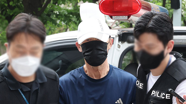 서울 지하철 5호선 열차 안에 불을 지른 60대 남성이 2일 영장실질심사를 위해 서울남부지법에 출석하고 있다. /연합뉴스