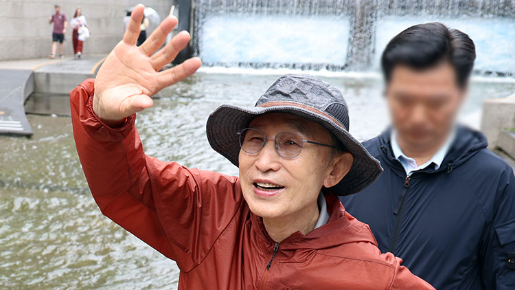 이명박 전 대통령이 청계천 복원 20주년을 맞아 2일 서울 종로구 청계천을 산책하며 시민들과 인사하고 있다. /공동취재