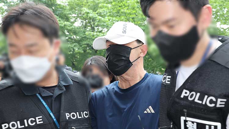 서울 지하철 5호선 열차 안에 불을 지른 60대 남성이 2일 영장실질심사를 위해 서울 양천구 서울남부지법에 출석하고 있다. /연합뉴스 