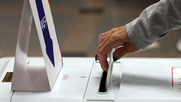 제21대 대통령 선거일인 3일 전북 전주시 완산구 효자5동 제6투표소가 마련된 전주서곡초등학교에서 유권자가 투표하고 있다. /연합뉴스