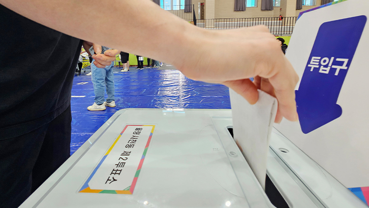 제21대 대통령선거일인 3일 청주 여자고등학교에 마련된 투표소에서 시민들이 소중한 한표를 행사하고 있다. /연합뉴스