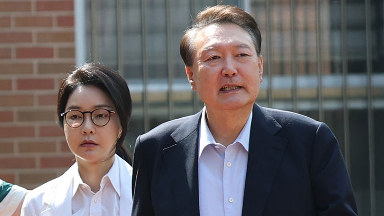 윤석열 전 대통령과 김건희 여사가 제21대 대통령 선거일인 3일 서울 서초구 원명초등학교에 마련된 서초4동제3투표소로 향하고 있다. /공동취재