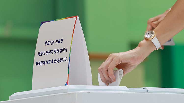 제21대 대통령 선거일인 3일 서울 강남구 매봉산실내배드민턴장에 마련된 도곡1동제5투표소에서 유권자가 투표하고 있다. /연합뉴스