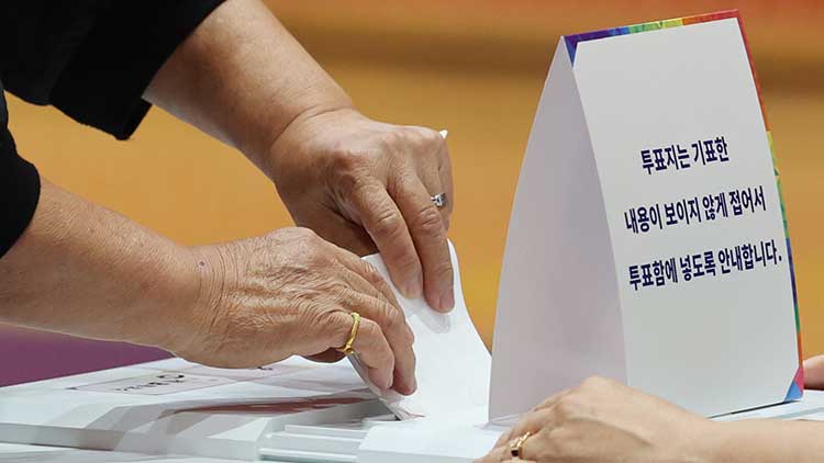 제21대 대통령 선거일인 3일 울산시 남구 신정중학교 체육관에 마련된 옥동 제3투표소에서 유권자가 투표하고 있다. /연합뉴스
