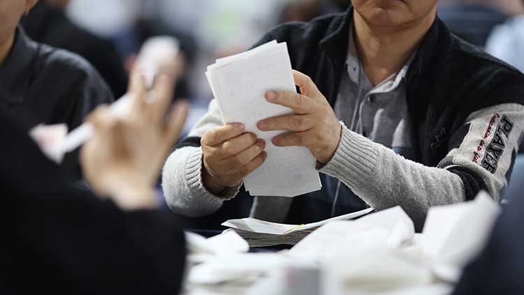 제21대 대통령선거일인 3일 서울 서대문구 명지전문대 체육관에 마련된 개표소에서 개표사무원들이 표를 분류하고 있다. /연합뉴스 