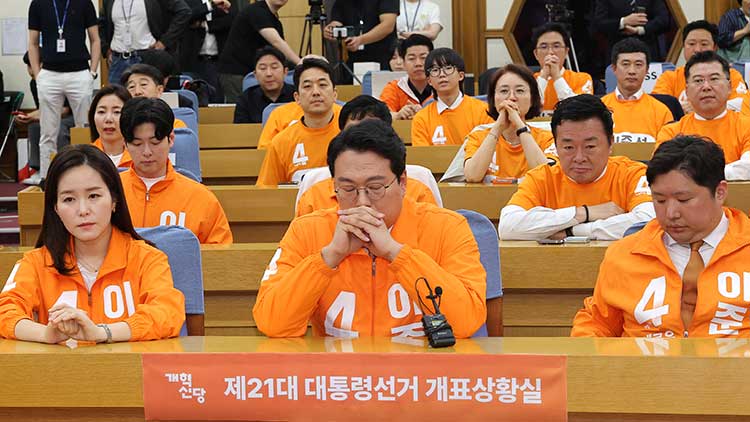 개혁신당 천하람 상임선대위원장, 이주영 공동선대위원장을 비롯한 선대위 관계자들이 3일 서울 여의도 국회 의원회관에 마련된 당 개표 상황실에서 방송 3사 출구 조사 결과를 보고 있다. /연합뉴스 