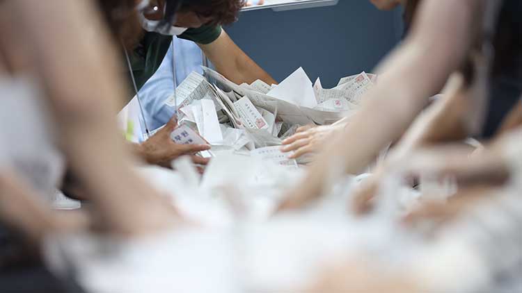 제21대 대통령선거일인 3일 서울 서대문구 명지전문대 체육관에 마련된 개표소에서 개표 작업이 진행되고 있다. /연합뉴스 