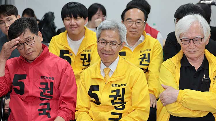 민주노동당 권영국 대선 후보가 3일 서울 구로구 선거캠프에서 제21대 대통령선거 출구조사 결과를 지켜보고 있다. /연합뉴스 