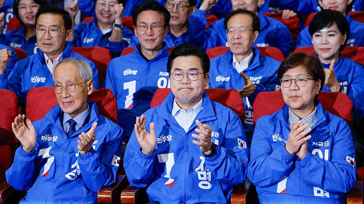 더불어민주당 윤여준, 박찬대 상임 총괄선대위원장, 정은경 총괄선대위원장이 3일 서울 여의도 국회 의원회관에 마련된 제21대 대통령선거 개표상황실에서 출구조사 결과 발표가 나오자 기뻐하고 있다. /연합뉴스 