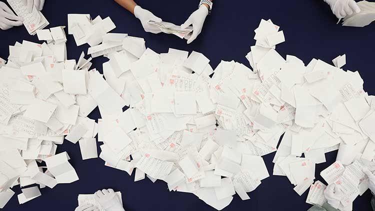 제21대 대통령 선거일인 3일 서울 광진구 세종대학교 컨벤션센터에 설치된 개표소에서 개표사무원들이 표를 분류하고 있다. /연합뉴스