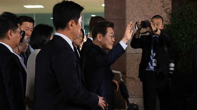 제21대 대통령 선거에서 당선이 유력한 더불어민주당 이재명 후보가 3일 밤 인천 계양구 자택을 나서며 주민과 지지자들에게 인사하고 있다. /연합뉴스