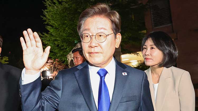 제21대 대통령 선거에서 당선이 확실시되는 더불어민주당 이재명 후보가 3일 밤 인천 계양구 자택을 나선 뒤 주민과 지지자들을 향해 인사하며 이동하고 있다. /연합뉴스