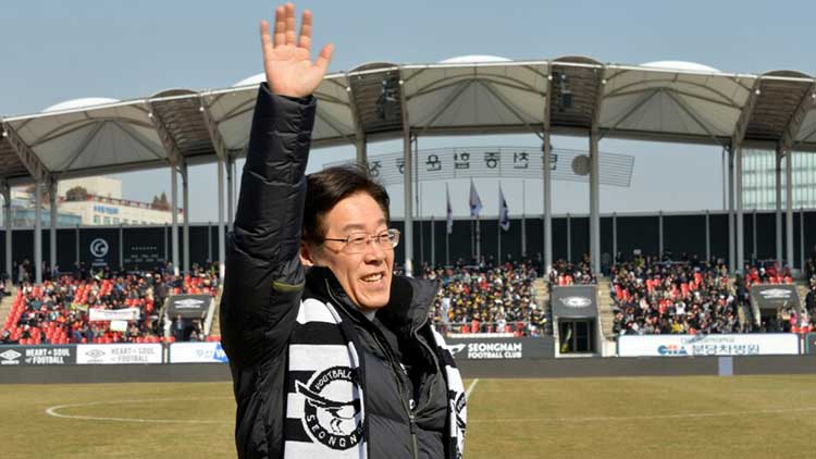 지난 2017년 3월 4일 경기도 성남시 탄천종합운동장에서 열린 성남FC와 부산아이파크의 K리그 챌린지 개막전에 참석해 손을 흔들며 인사하는 이재명 성남시장. /성남시청 제공