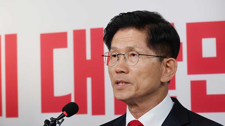 국민의힘 김문수 대선 후보가 4일 서울 여의도 당사에서 기자회견을 열고 입장을 밝히고 있다. /연합뉴스