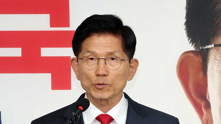 국민의힘 김문수 대선 후보가 4일 서울 여의도 당사에서 기자회견을 열고 입장을 밝히고 있다. /연합뉴스