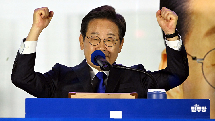 제21대 대통령 당선이 확실시되는 더불어민주당 이재명 대선 후보가 4일 서울 여의도 국회 인근에서 당 주최로 열린 국민개표방송 행사에 참석해 연설하고 있다.  /공동취재