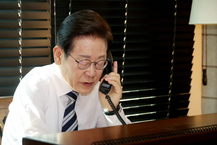 이재명 대통령이 4일 인천 계양구 사저에서 김명수 합참의장과 전화 통화하며 군 통수권 이양 보고를 받고 있다. /연합뉴스