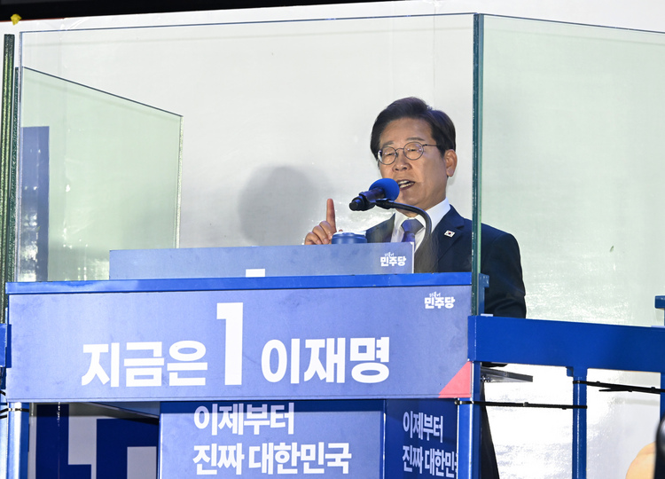 제21대 대통령 당선이 확실시되는 더불어민주당 이재명 대선 후보가 4일 서울 여의도 국회 인근에서 당 주최로 열린 국민개표방송 행사에 참석해 연설하고 있다. /공동취재