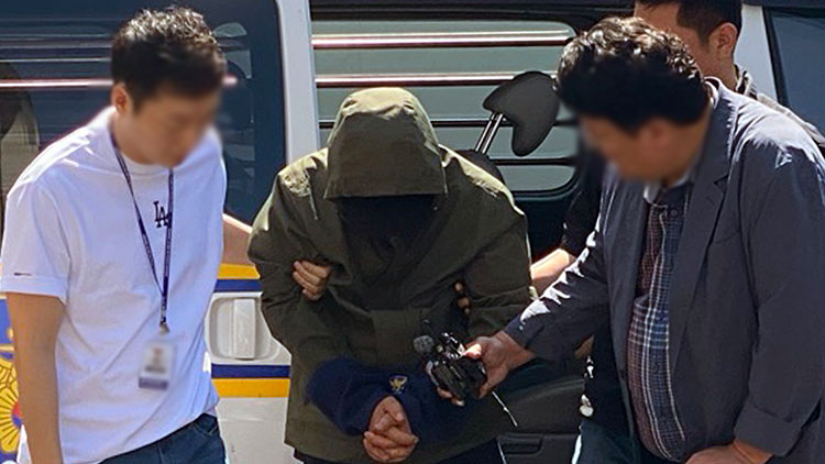 생활고를 비관해 처자식을 살해한 혐의로 체포된 지모(49) 씨가 4일 오전 광주지방법원에서 열린 구속 전 피의자 심문(영장실질심사)에 출석하고 있다. /연합뉴스