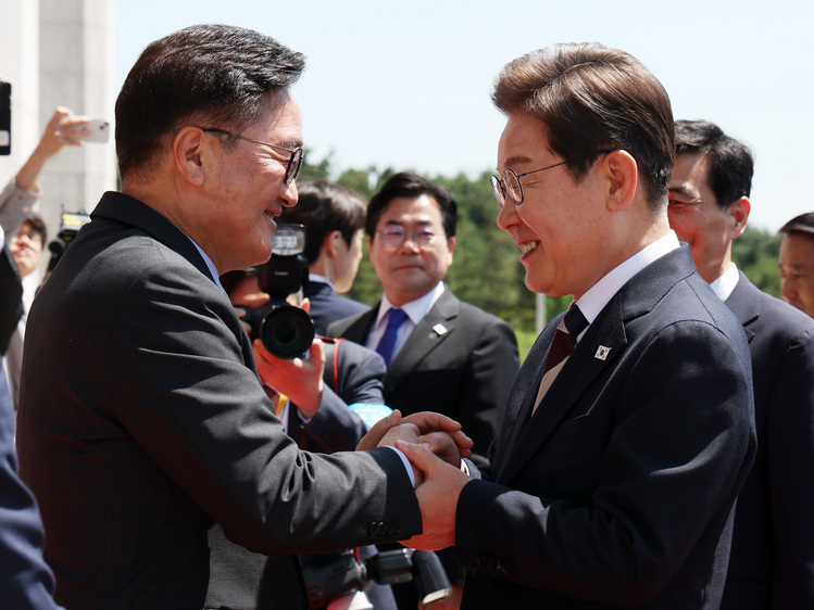 이재명 대통령이 취임 선서를 하기 위해 4일 오전 서울 여의도 국회에 들어서며 우원식 국회의장과 악수하고 있다.  /국회사진기자단