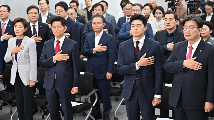  국민의힘 김문수 전 대선 후보와 의원들이 4일 서울 여의도 중앙당사에서 열린 제21대 대통령선거 국민의힘 중앙선거대책위원회 해단식에서 국민의례 하고 있다. /연합뉴스