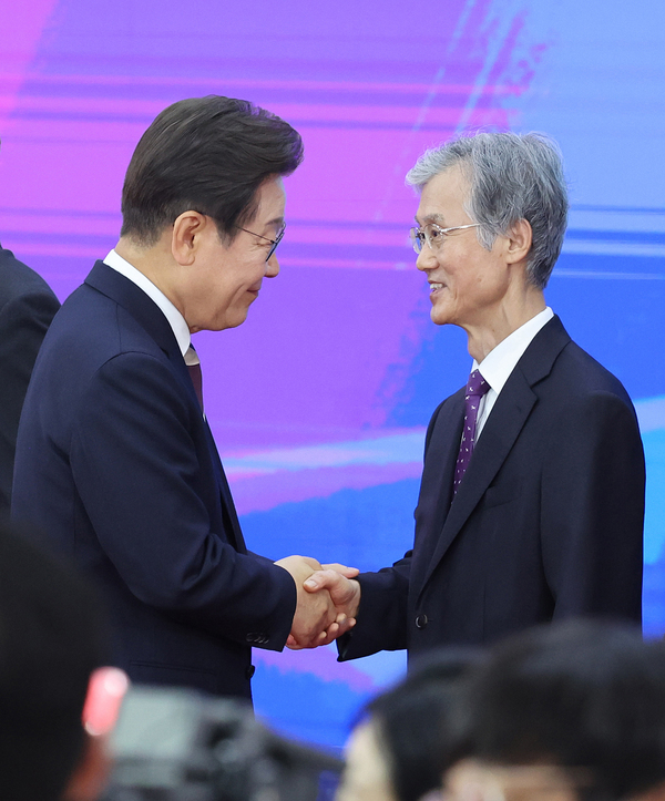 이재명 대통령이 지난 4일 서울 여의도 국회에서 열린 제21대 대통령 취임선서식에서 조희대 대법원장과 인사하고 있다. /국회사진기자단