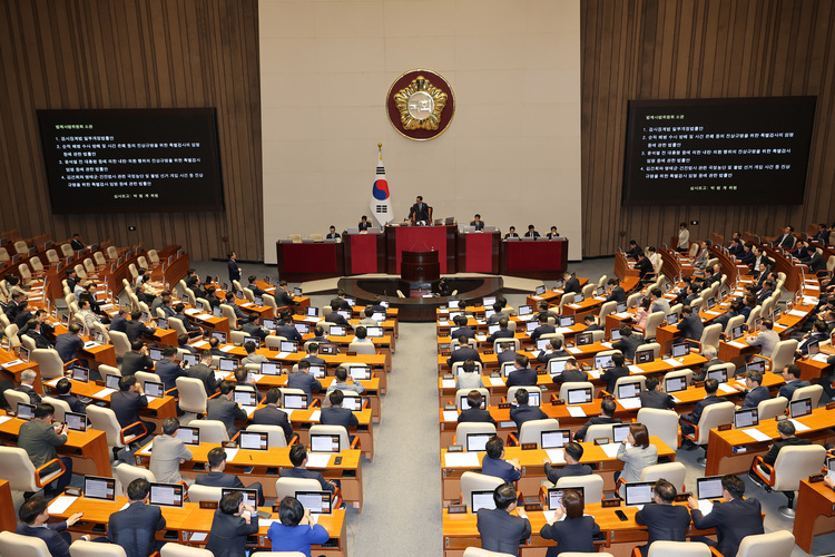 우원식 국회의장이 5일 국회 본회의에서 내란 특검법과 김건희 여사 특검법, 채해병 특검법 등 3대 특검법과 검사징계법을 상정하고 있다. /연합뉴스