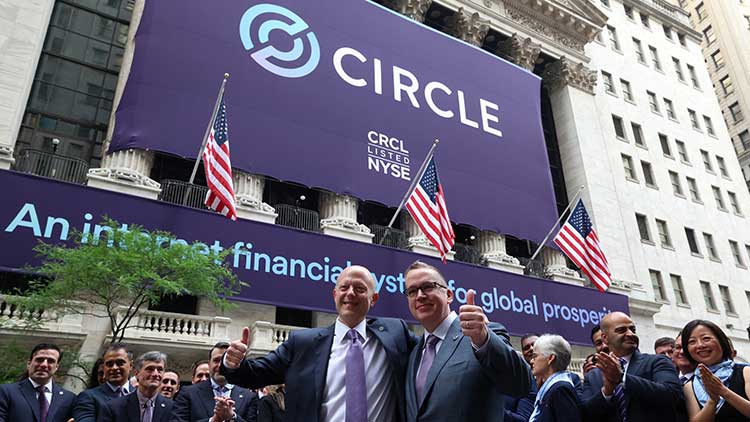 세계 최대 규모의 스테이블코인 중 하나를 발행한 Circle Internet Group의 CEO인 제러미 알레어와 Circle의 공동 창립자인 션 네빌이 2025년 6월 5일 미국 뉴욕시에서 회사의 IPO 당일 뉴욕 증권 거래소(NYSE) 밖에서 포즈를 취하고 있다. /REUTERS=연합뉴스