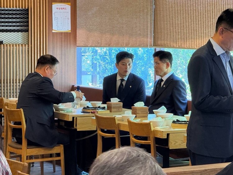 국민의힘 김용태 비대위원장과 김문수 전 후보가 6일 서울 동작구의 한 식당에서 점심식사를 하고 있다 /시청자 제공