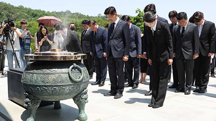 국민의힘 김문수 전 대선후보가 6일 서울 동작구 국립서울현충원을 찾아 묵념하고 있다. /연합뉴스 