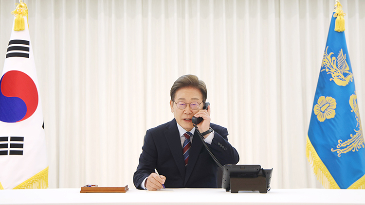 이재명 대통령이 6일 서울 한남동 관저에서 도널드 트럼프 미국 대통령과 전화 통화를 하기 위해 수화기를 들고 있다. /연합뉴스