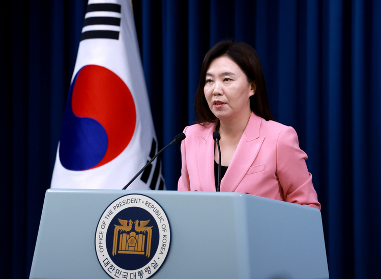 강유정 청와대 대변인이 7일 서울 용산 대통령실 청사에서 전날 이재명 대통령과 도널드 트럼프 미국 대통령의 전화 통화, 이재명 대통령의 주요 7개국(G7) 정상회의 참석과 관련해 현안 브리핑을 하고 있다. /연합뉴스