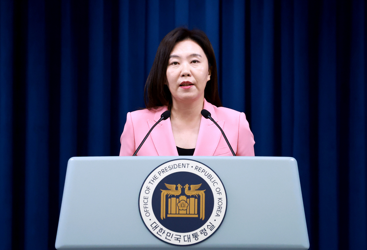 강유정 청와대 대변인이 7일 서울 용산 대통령실 청사에서 전날 이재명 대통령과 도널드 트럼프 미국 대통령의 전화 통화, 이재명 대통령의 주요 7개국(G7) 정상회의 참석과 관련해 현안 브리핑을 하고 있다. /연합뉴스