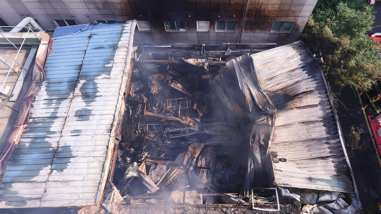 7일 서울 영등포구 문래동3가 한 공장에서 불이 나 소방대원들이 잔불 진화작업을 하고 있다./연합뉴스