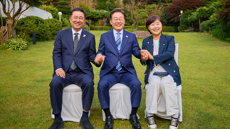 이재명 대통령이 지난 7일 서울 한남동 관저에서 더불어민주당 지도부 초청 만찬에 참석한 김병기, 서영교 의원과 기념촬영을 하고 있다. /대통령실 제공