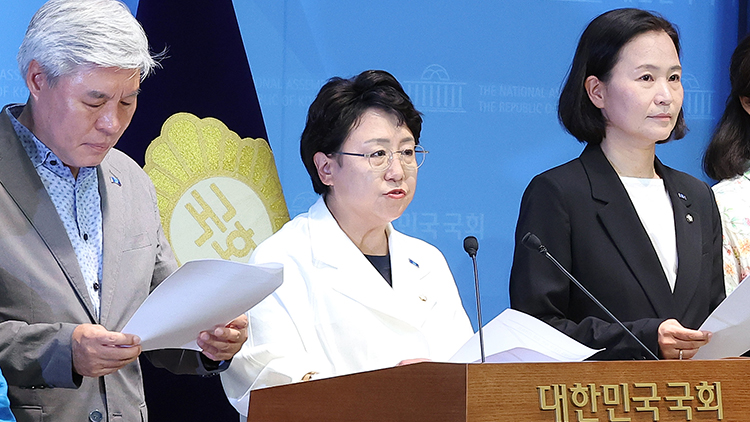 조국혁신당 김선민 당 대표 권한대행을 비롯한 의원들이 8일 서울 여의도 국회 소통관에서 "헌법 제84조에 따라 법원은 이재명 대통령에 대한 재판을 즉각 중단해야 한다"며 회견하고 있다. / 연합뉴스