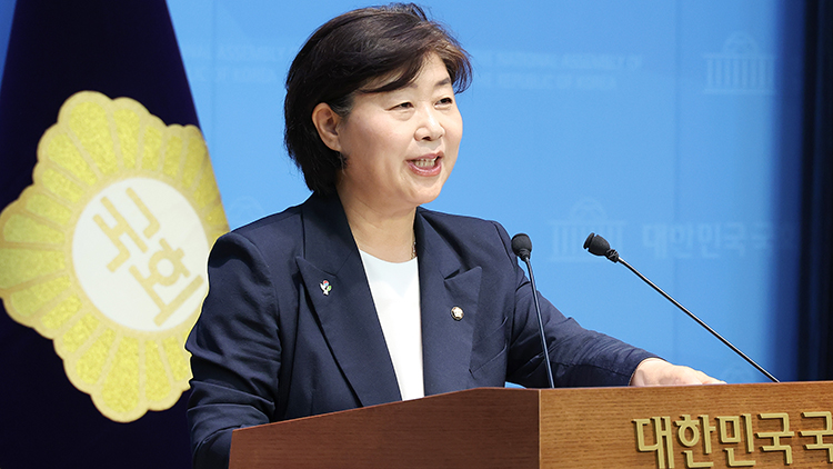 더불어민주당 차기 원내대표 선거에 출마한 서영교 의원이 8일 서울 여의도 국회 소통관에서 현안 관련 기자회견을 열고 발언하고 있다. /연합뉴스