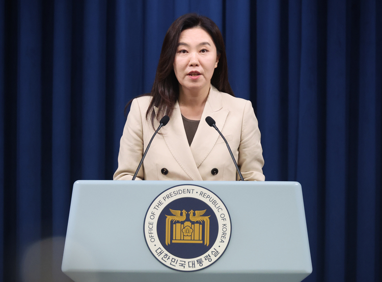 강유정 대통령실 대변인이 8일 서울 용산 대통령실에서 기자회견실 정비 관련 설명을 하고 있다.  /연합뉴스