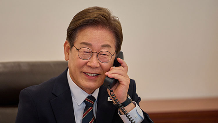 이재명 대통령이 9일 서울 용산 대통령실에서 이시바 시게루 일본 총리와 전화 통화를 하고 있다. /대통령실 제공