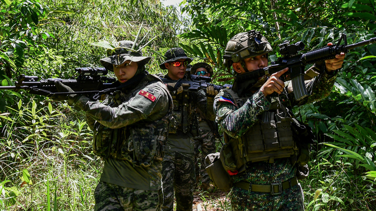 '25 카만닥훈련에 참가한 해병대 장병들이 6월 3일 필리핀 팔라완섬 일대에서 필리핀 해병대 장병들과 정글수색정찰을 실시하고 있다. / 해병대 제공