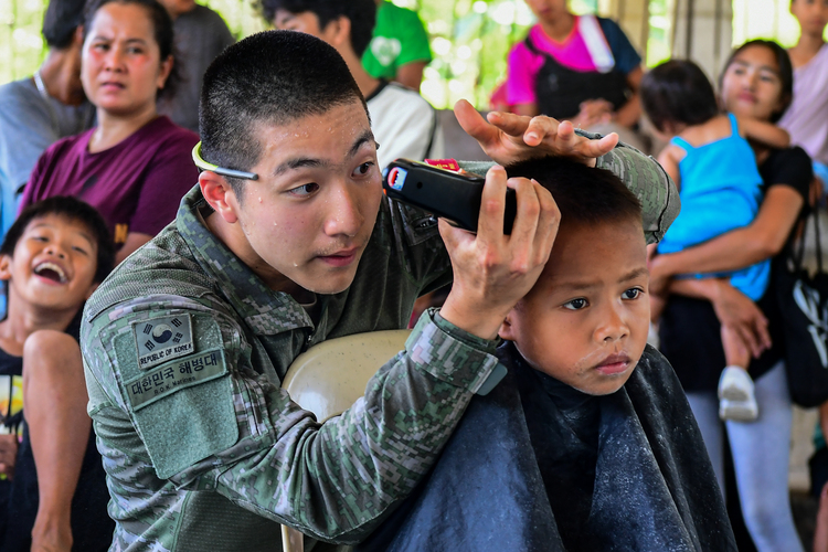 '25 카만닥 훈련에 참가한 해병대 장병이 6월 2일 필리핀 베롱해안 마을 체육관에서 현지 아이들을 대상으로 이발, 레크레이션, 선물 전달 등의 대민지원활동을 실시하고 있다.
