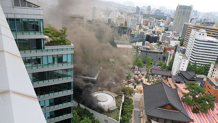 10일 서울 종로구 조계사 옆 불교중앙박물관에서 화재가 발생해 연기가 치솟고 있다. /연합뉴스