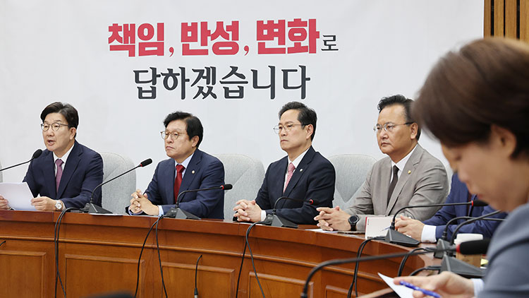 국민의힘 권성동 원내대표가 10일 서울 여의도 국회에서 열린 원내대책회의에서 발언하고 있다. /연합뉴스