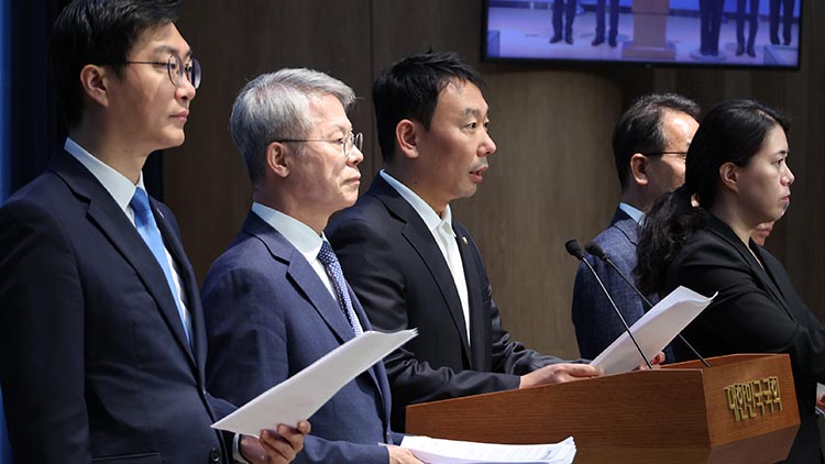 더불어민주당 장경태(왼쪽부터)·민형배·김용민 의원 등이 11일 서울 여의도 국회 소통관에서 검찰청법 폐지법안, 공소청 신설법안 등 검찰개혁을 위해 발의한 법안들에 대해 설명하고 있다. /연합뉴스